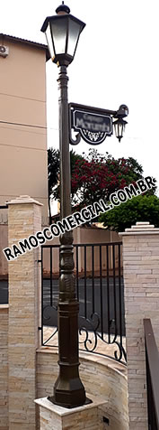 Poste colonial com braço para placa para fachada retrô