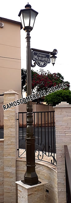 Poste colonial ornamental para suporte para placa de rua ou loja