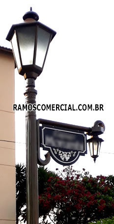 Poste com braço para placa