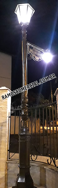 Poste com braço para placa condomínio