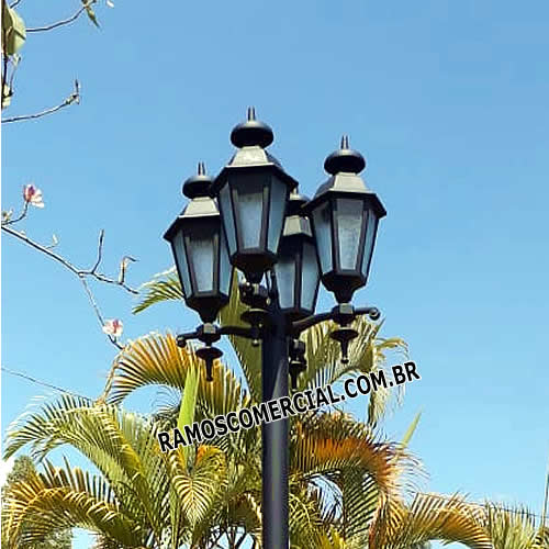 Poste decorativo para praça