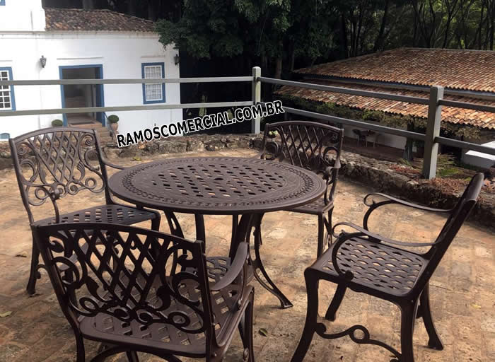 Mesa com 4 cadeiras para piscina