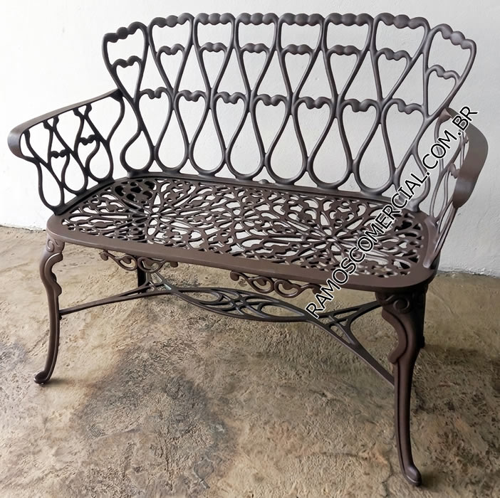 Banco namoradeira de jardim cor marrom em alumínio 2 lugares