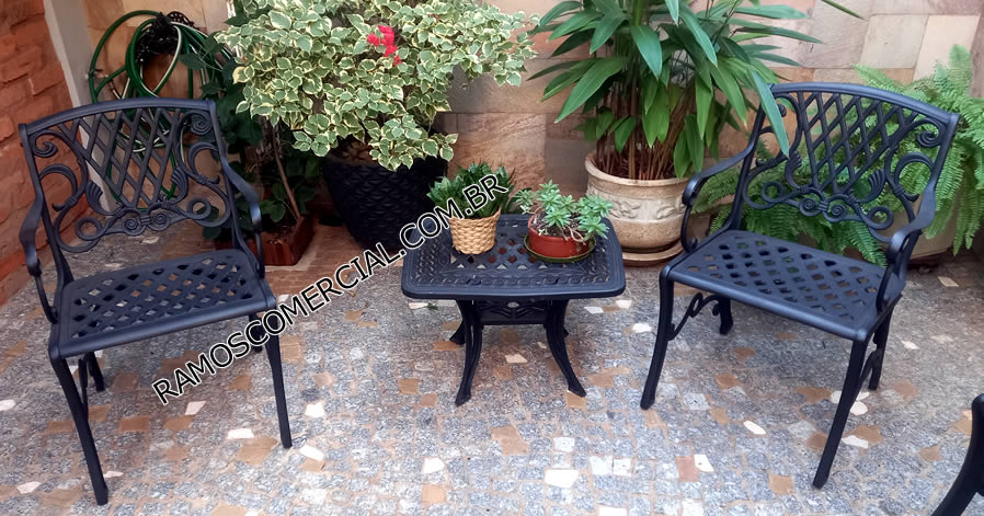 Mesinha com cadeira para varanda