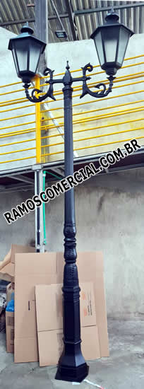 Poste antigo para praça