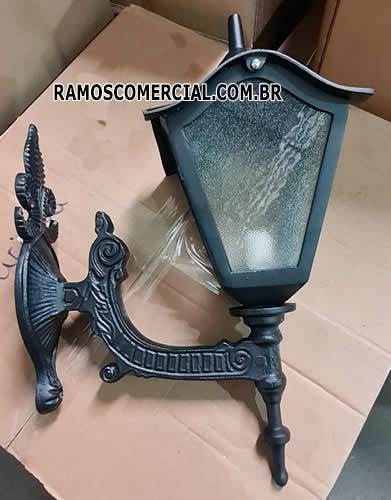 Luminária colonial com braço para parede