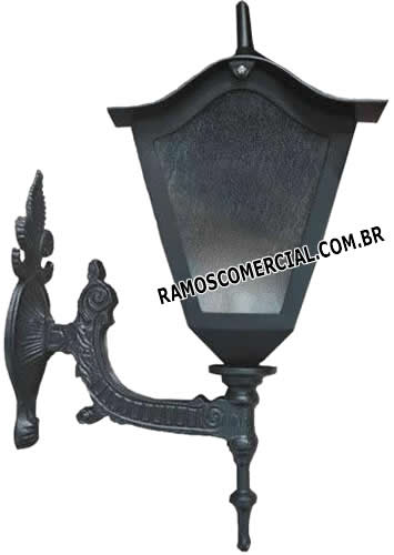 Luminária com braço colonial