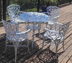 Conjunto de móveis para jardim