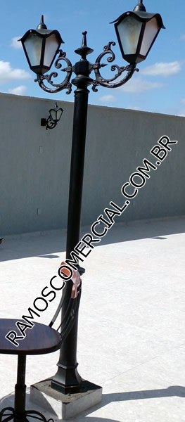 Iluminação externa para fachadas com poste de 2 luminárias