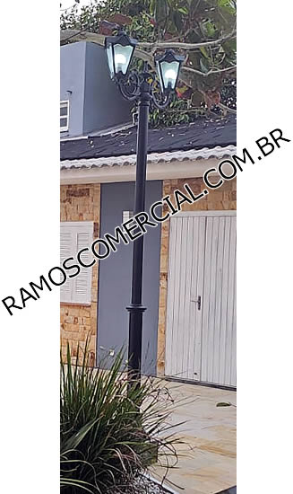 Poste de praça colonial em alumínio com duas luminárias para jardim