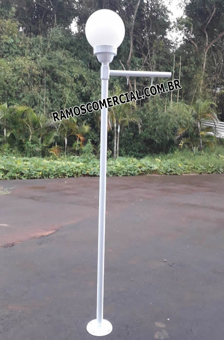 Poste de iluminação para jardim com braço para placa