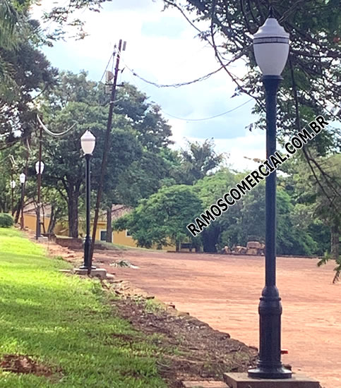 Poste de iluminação de praça