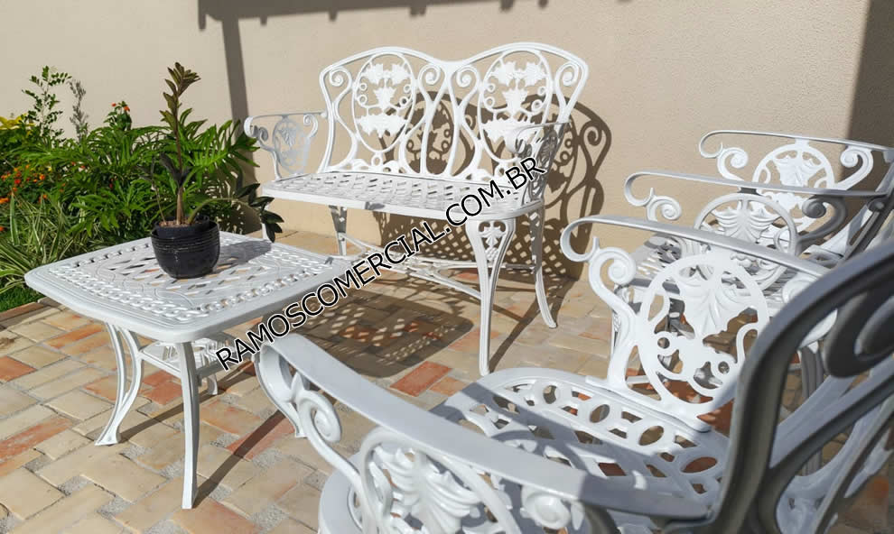 Conjunto de mesinha para varanda e banco que pode molhar
