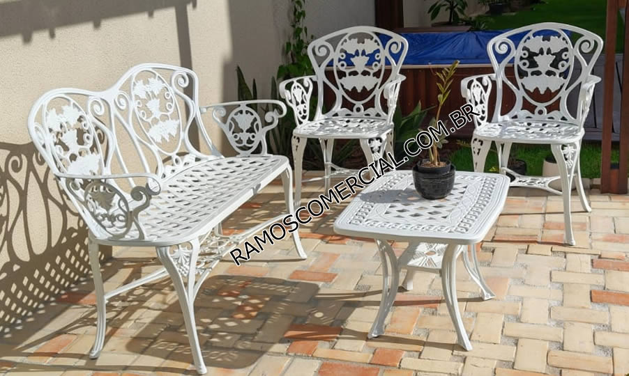 Mesa para varanda com banco e poltronas