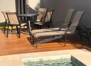 Conjunto mesa e espreguiçadeira para piscina