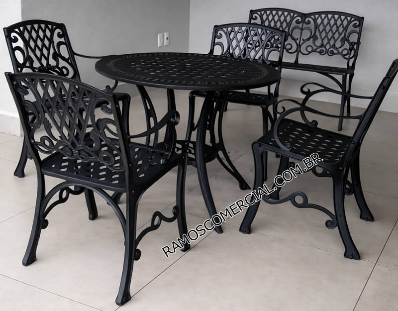 Mesa e cadeiras para jardim