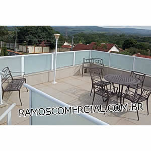 Mesa com cadeiras para área externa