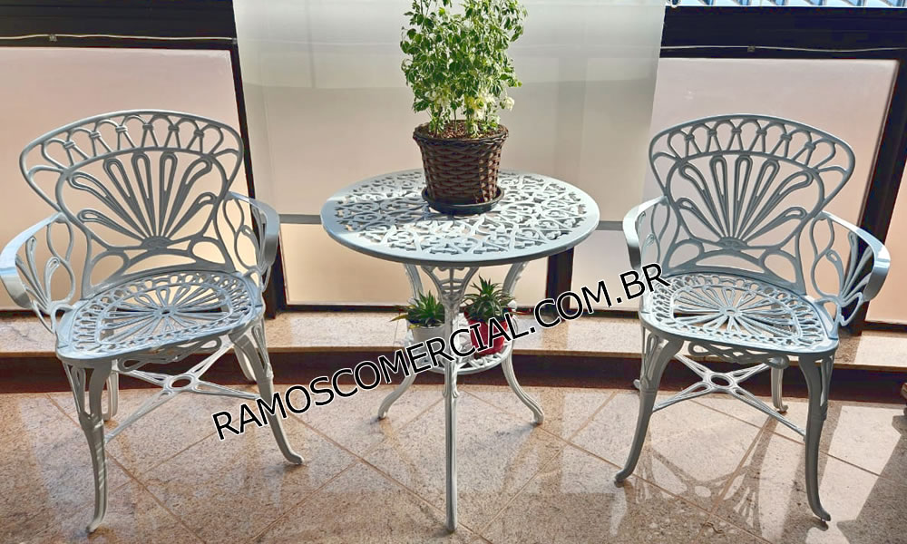 Mesa para sacada pequena