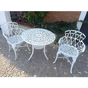 Cadeiras e mesa para área externa