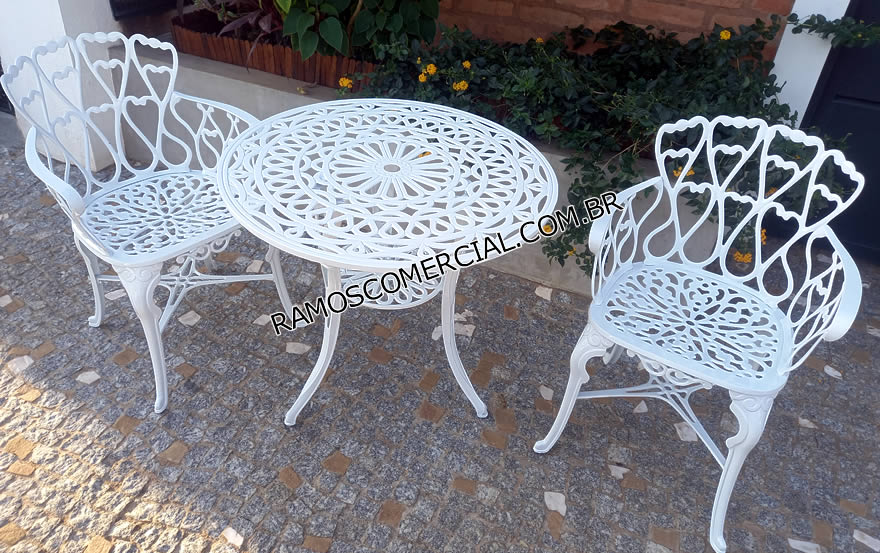 Cadeiras e mesa para área externa