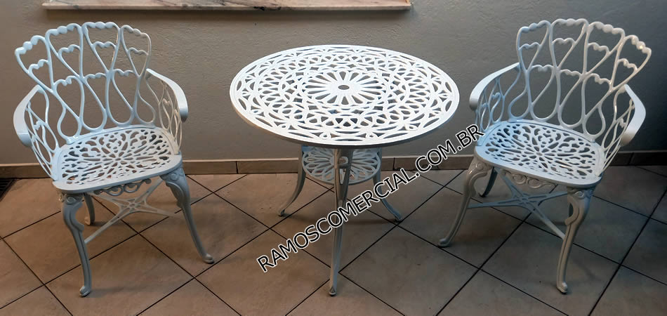Cadeiras e mesa para área externa