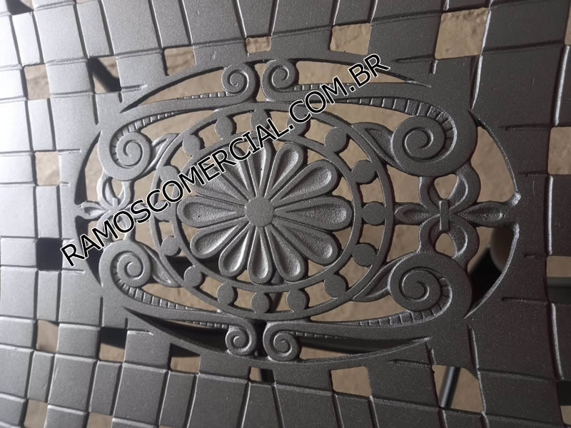 Móveis área externa — detalhe da mesa