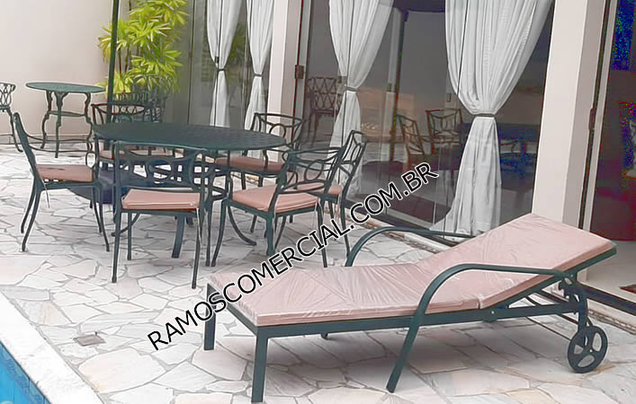 Mesa para piscina em alumínio com cadeiras área externa