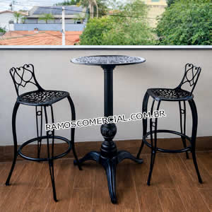 Mesa bistrô alta com banquetas