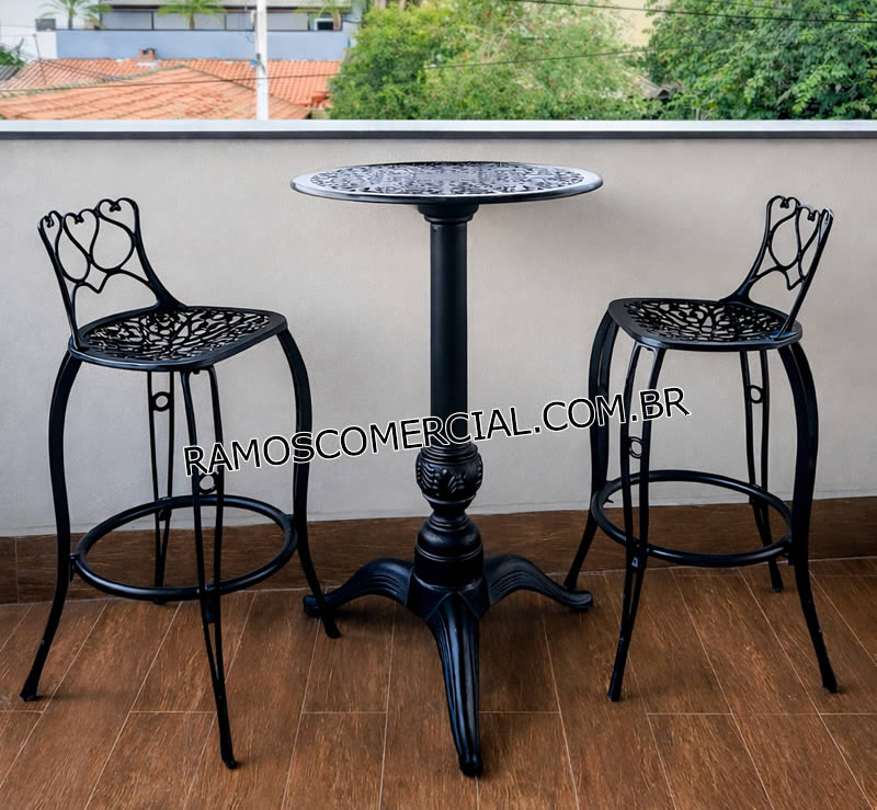 Mesa bistrô alta com banquetas