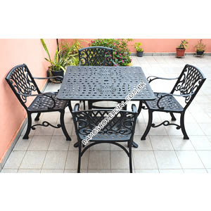 Mesa e cadeiras para jardim