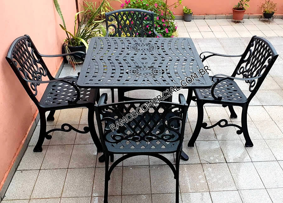 Mesa e cadeiras para jardim