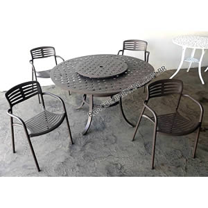 Cadeiras e mesa para área externa