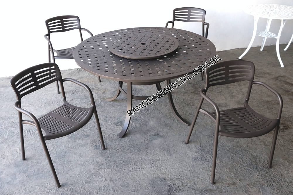 Cadeiras e mesa para área externa