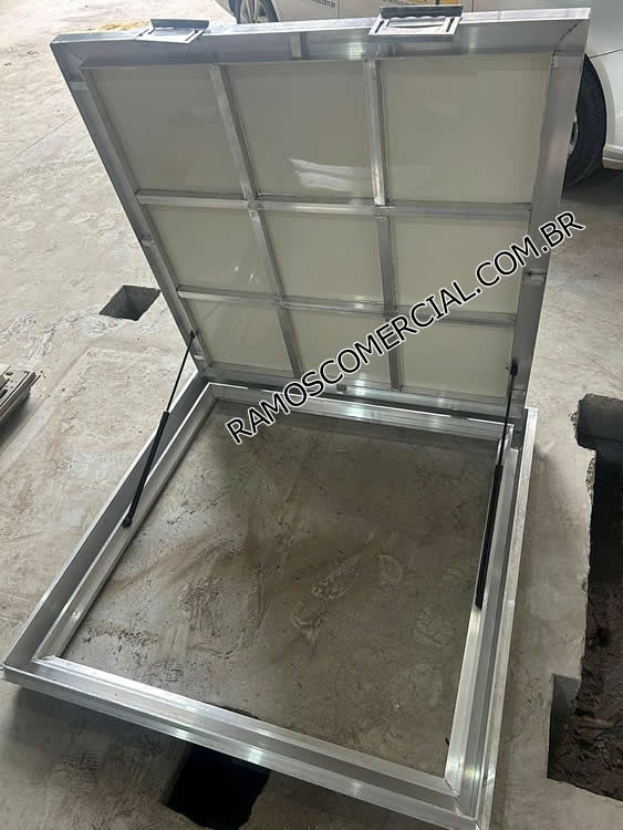 Tampa para casa de máquinas com piso integrado