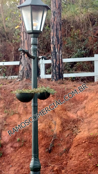 poste colonial com floreira e luminária para área externa