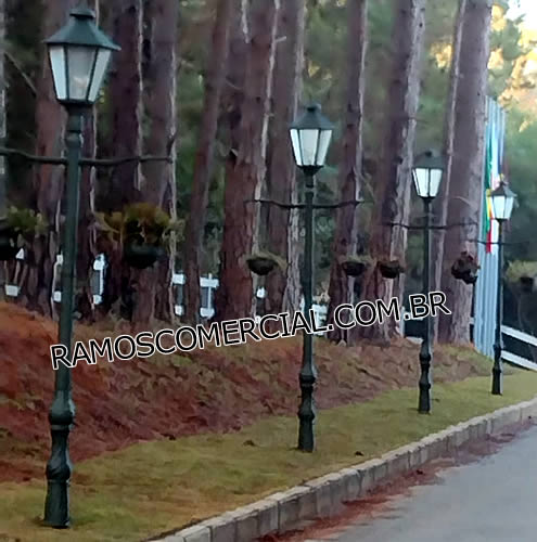 Poste de iluminação para jardim com floreiras suspensas