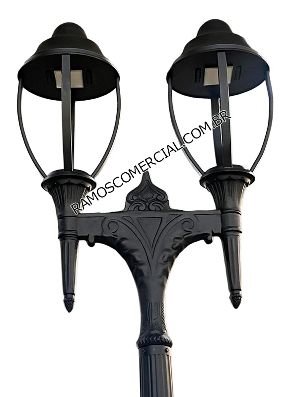 Poste republicano para praça com design colonial