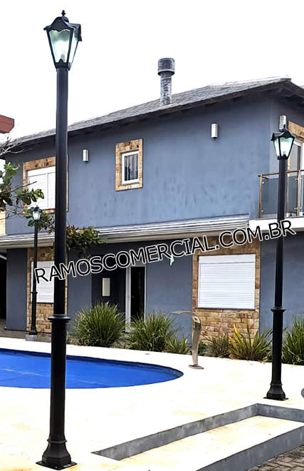 Poste para jardim 3 metros em alumínio instalado na área da piscina