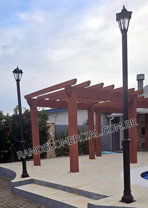 Poste decorativo para área externa em alumínio com luminária colonial