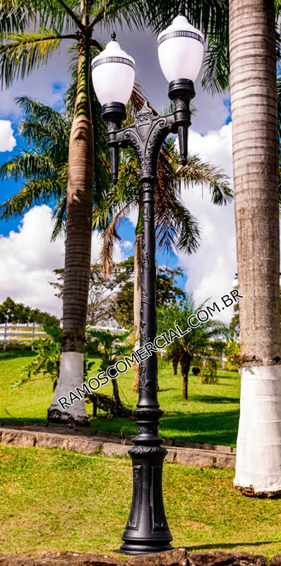 Poste de praça com 2 luminárias