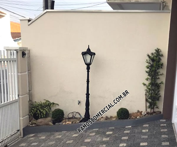 Poste decorativo para jardim