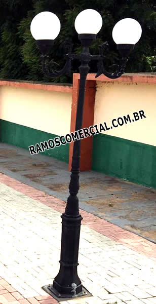 Poste colonial para praça