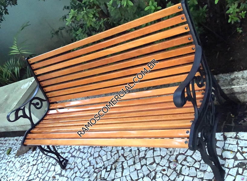 Banco de jardim com estrutura em alumínio e assento em madeira