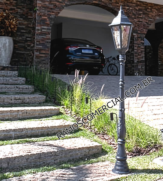 Poste de iluminação para jardim e fachada