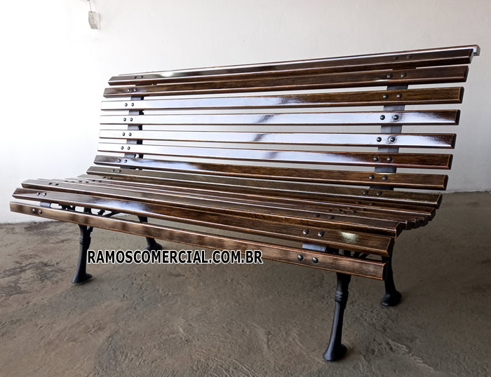 Banco de praça com réguas de madeira