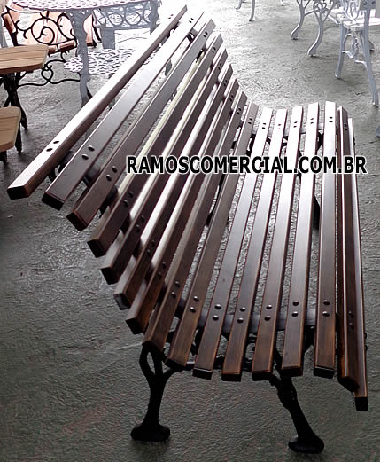 Banco resistente a sol e chuva para jardim