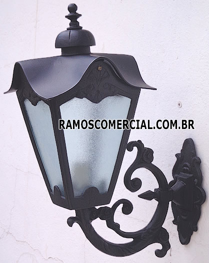 Luminária colonial com braço