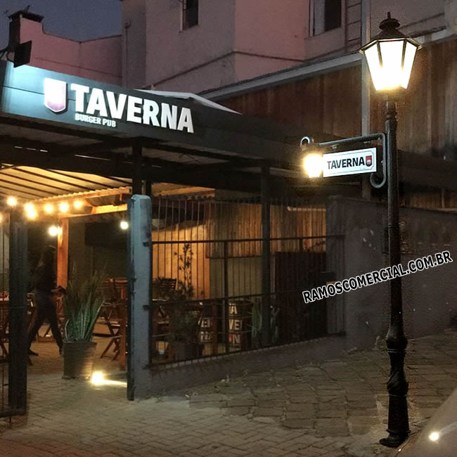 Poste para placa de barzinho retrô