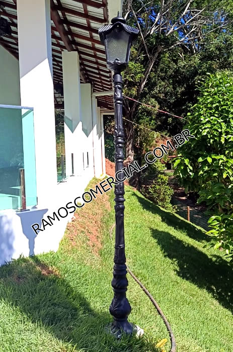 Poste de luz para jardim decorativo resistente ao sol e chuva