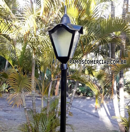 Poste colonial para jardim